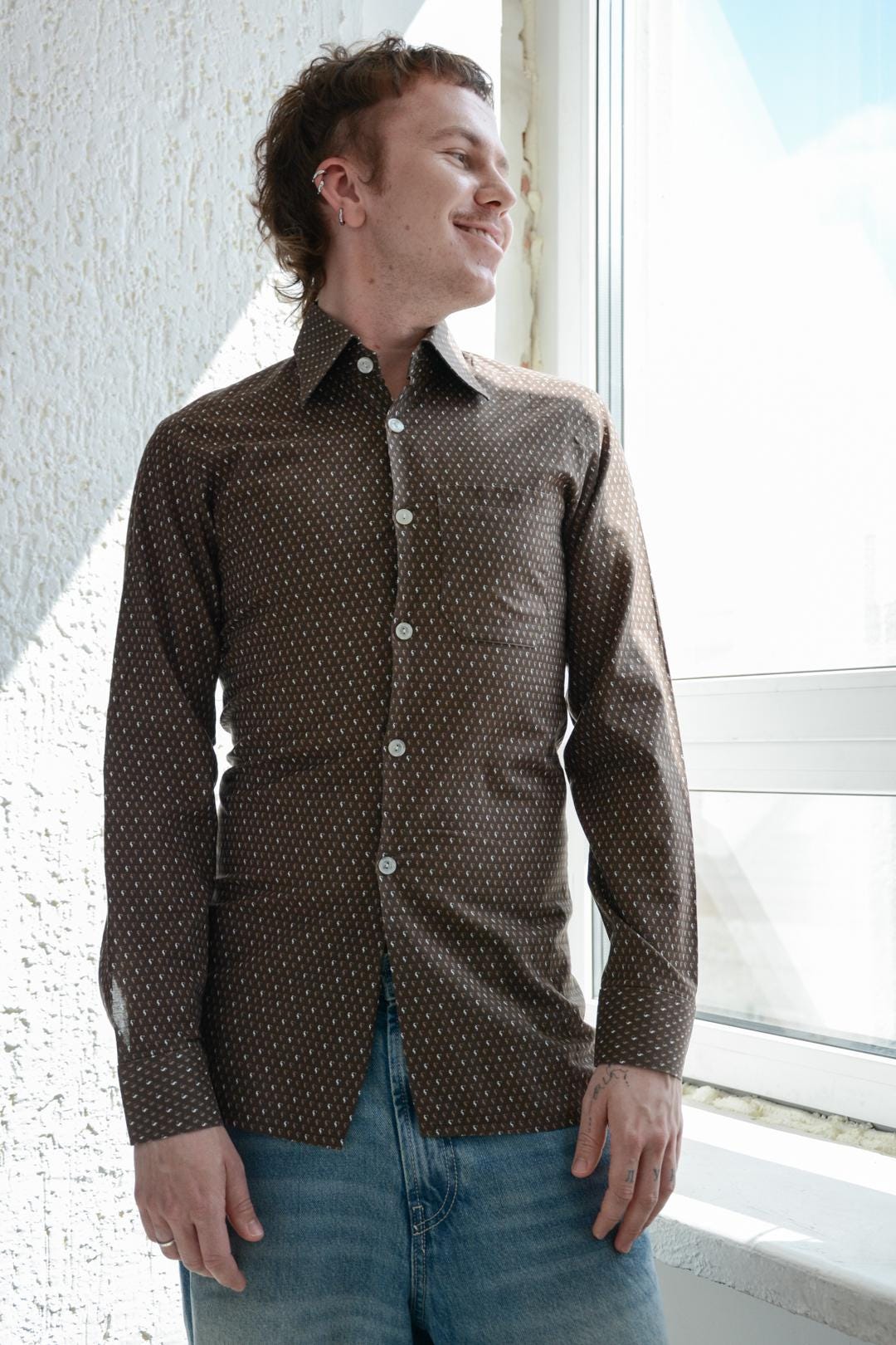 Vintage 70Er Jahre Braun Gemustertes Boho Shirt von WardrobeQueenVINTAGE