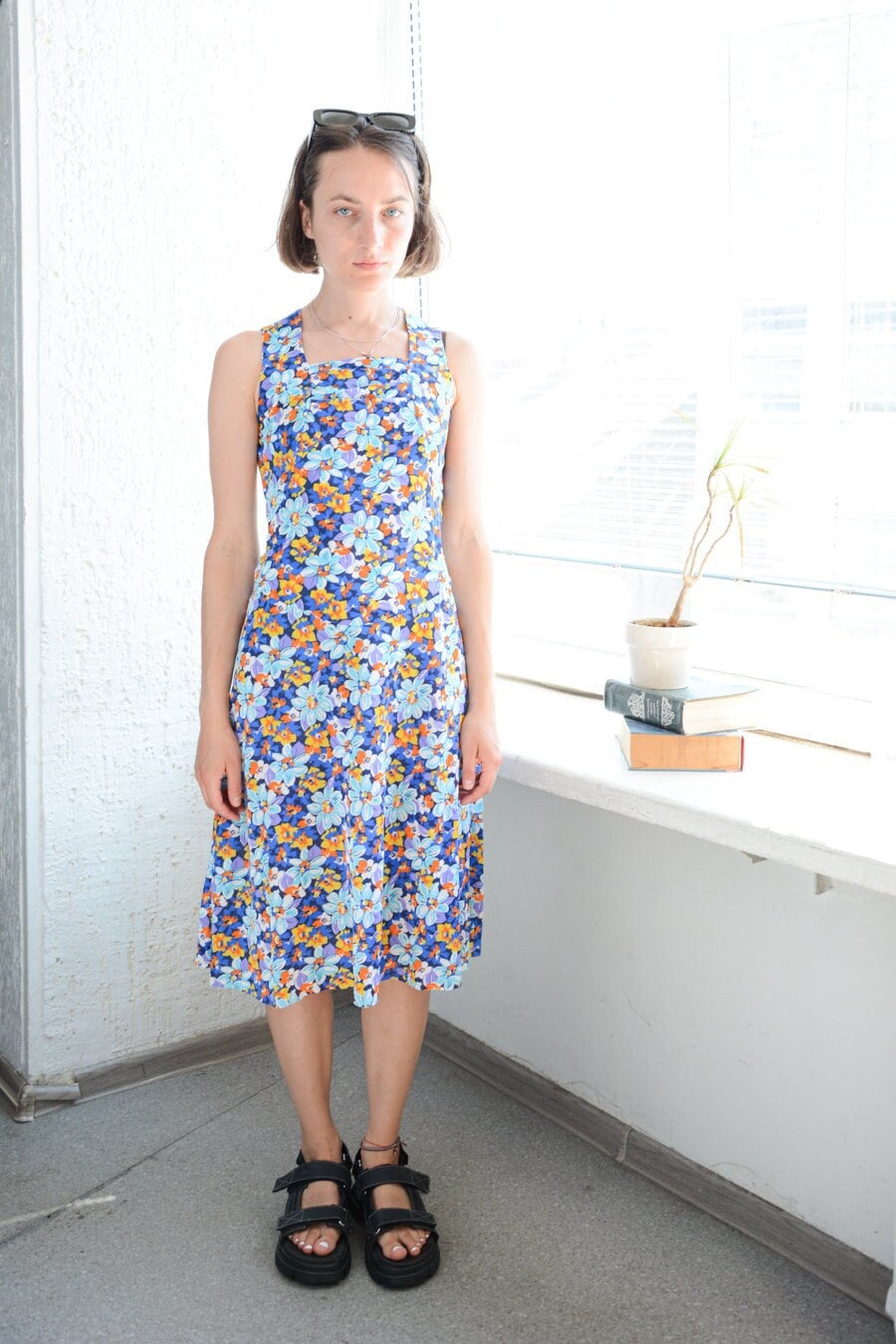 Vintage 70Er Jahre Bunt Blümchen Print Midi Kleid von WardrobeQueenVINTAGE