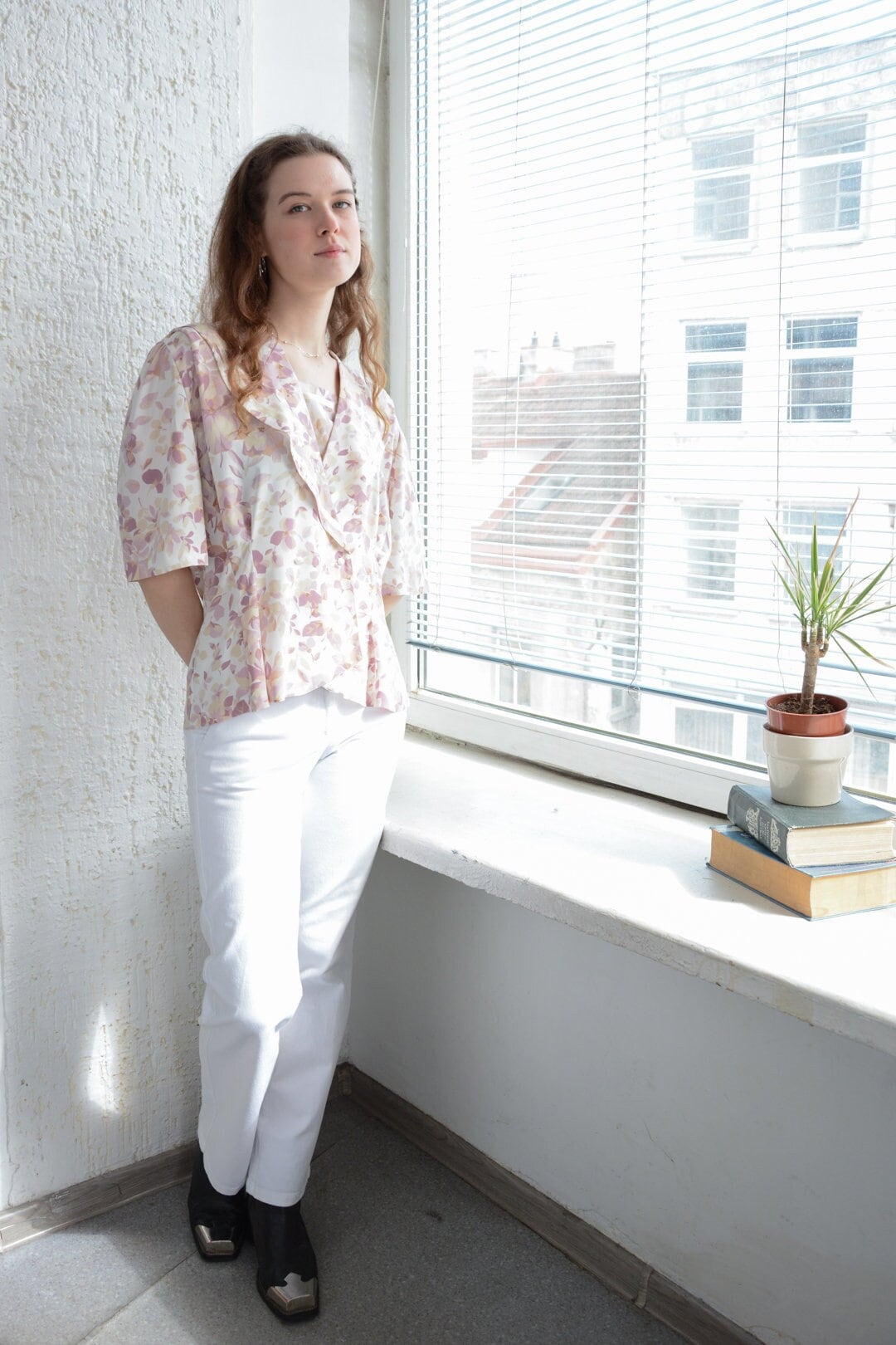 Vintage 70Er Jahre Creme/Lila Blumen Print Zweireihige Bluse von WardrobeQueenVINTAGE