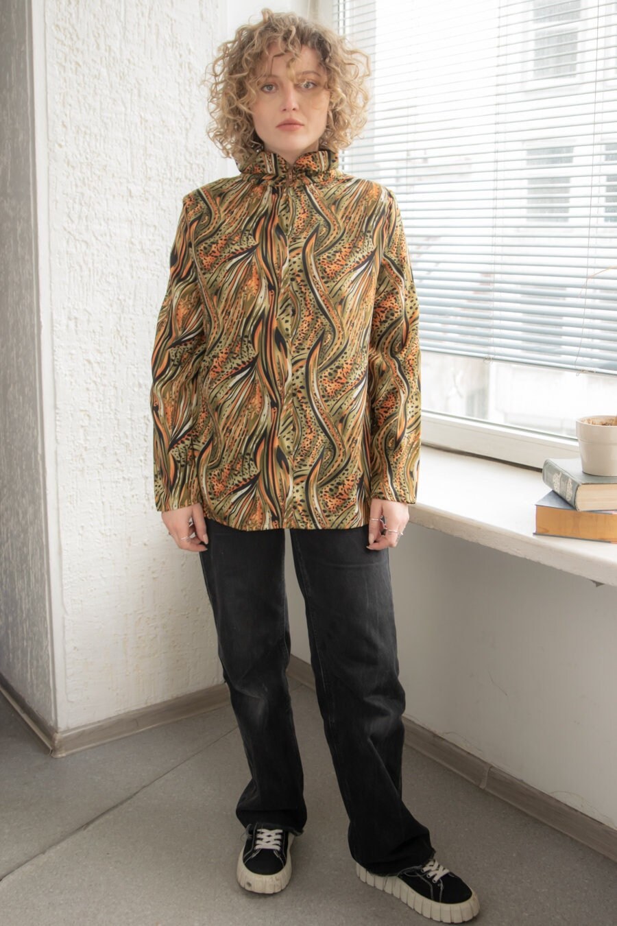 Vintage 70Er Jahre Muster Stehkragen Bluse von WardrobeQueenVINTAGE