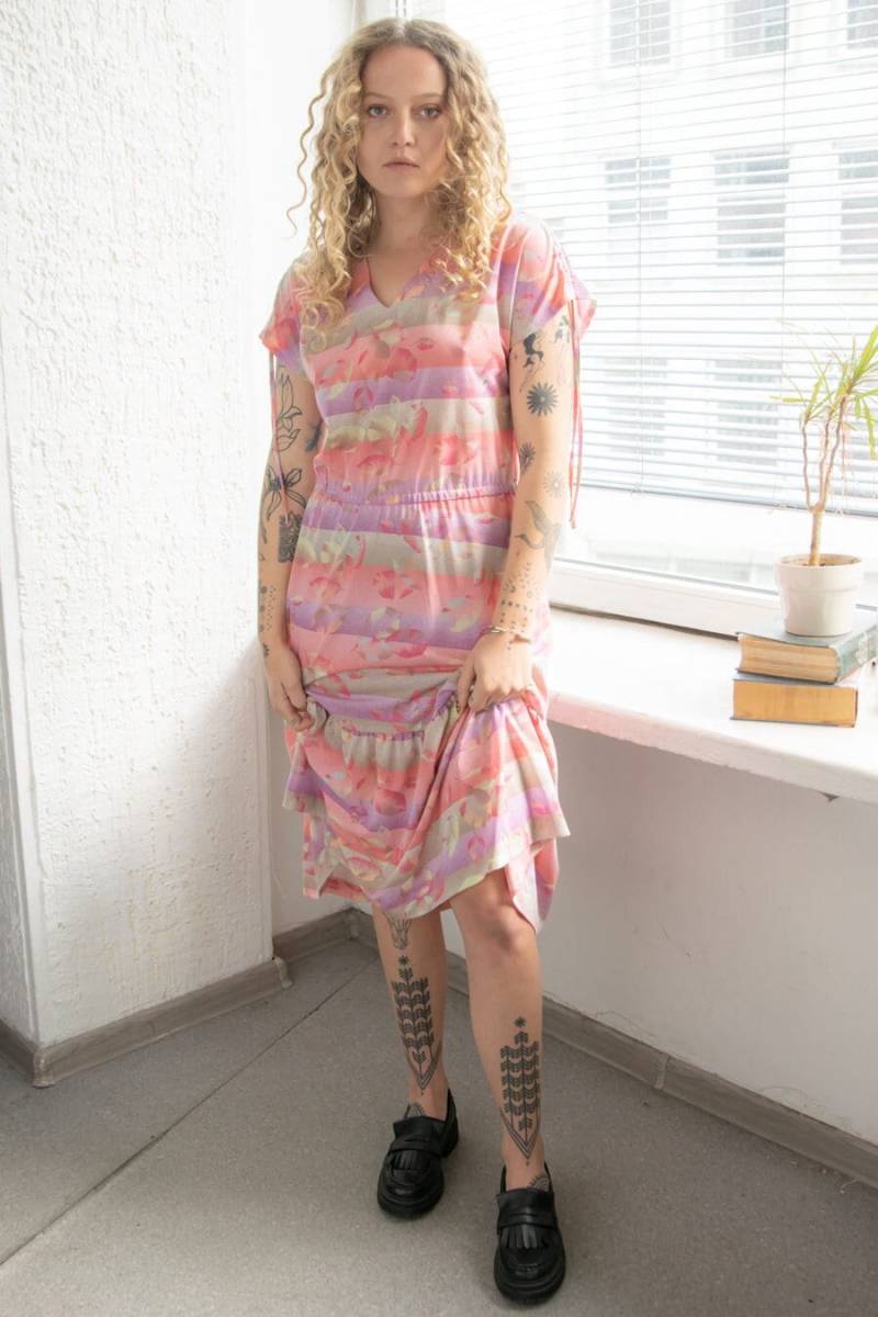 Vintage 70Er Jahre Pinkes Midi Kleid Mit Abstrakt Print von WardrobeQueenVINTAGE