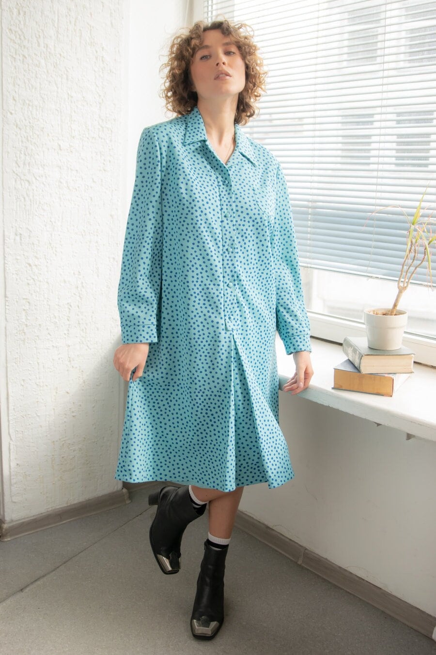 Vintage 70Er Jahre Polka Dot Langärmeliges Kleid in Blau von WardrobeQueenVINTAGE