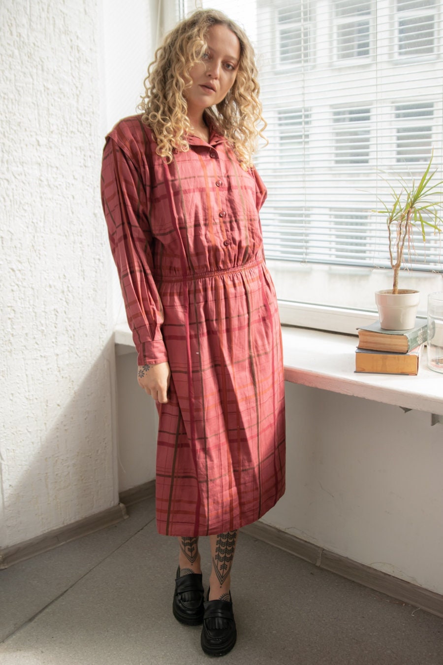 Vintage 70Er Jahre Rosa Kariertes Midi Langärmeliges Stehkragen Kleid von WardrobeQueenVINTAGE