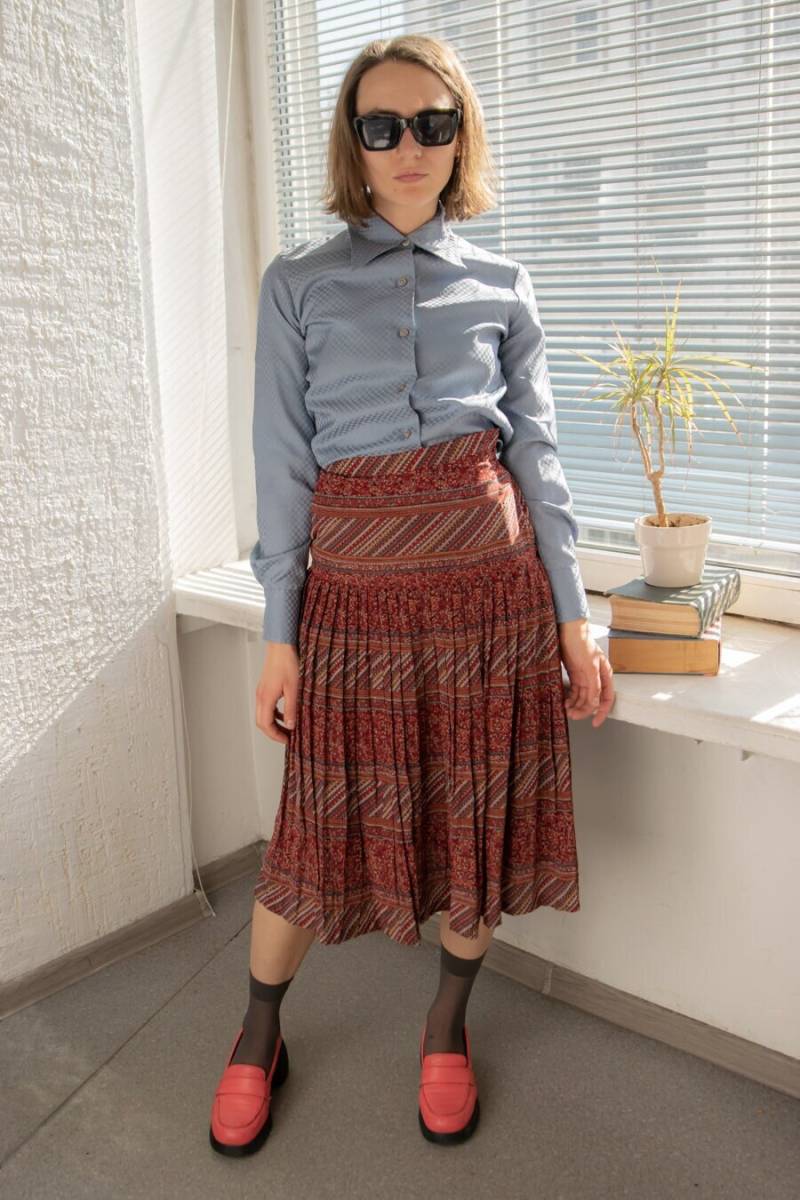 Vintage 70Er Jahre Rot Gemusterter Falten Midi Seidenrock Mit Hoher Taille von WardrobeQueenVINTAGE