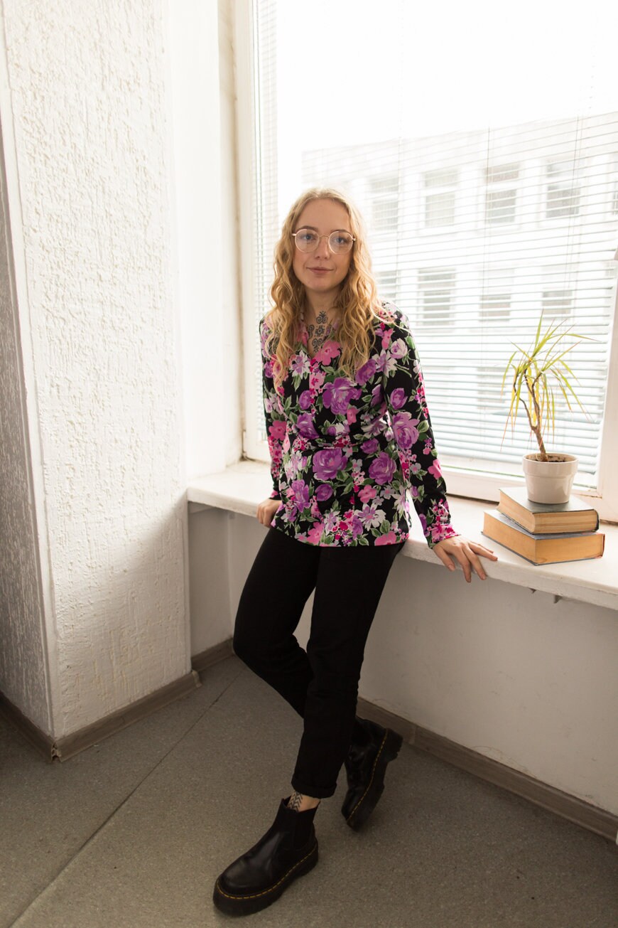 Vintage 70Er Jahre Schwarze Blumen Bluse von WardrobeQueenVINTAGE