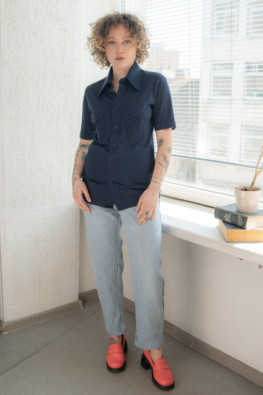 Vintage 70Er Jahre Unisex Kurzarm Hemd in Blau von WardrobeQueenVINTAGE