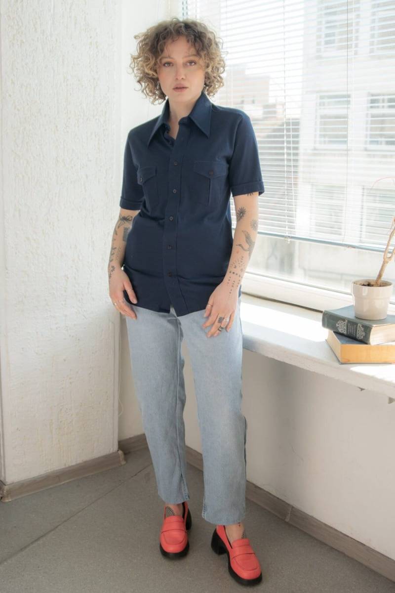 Vintage 70Er Jahre Unisex Kurzarm Hemd in Blau von WardrobeQueenVINTAGE