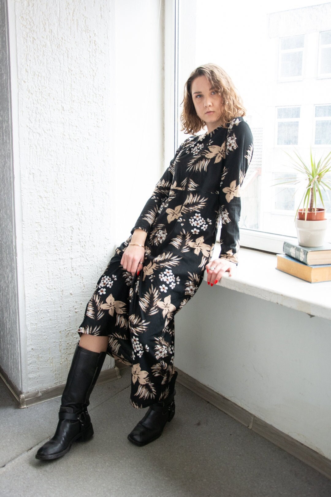 Vintage 70Er Schwarzes Maxi Boho Kleid Mit Blumenmuster von WardrobeQueenVINTAGE