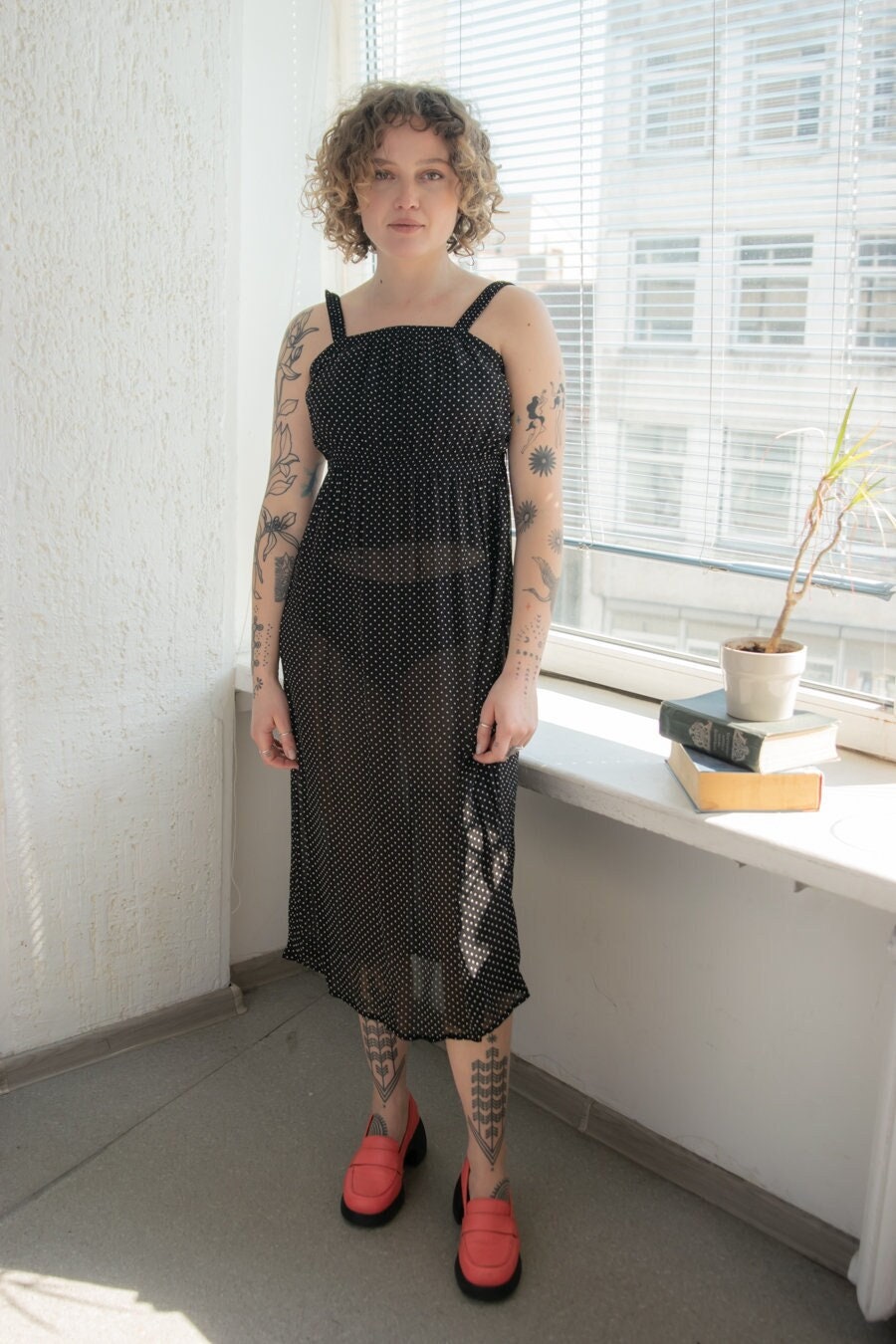 Vintage 70Er Schwarzes Polka Dot Midi Kleid von WardrobeQueenVINTAGE