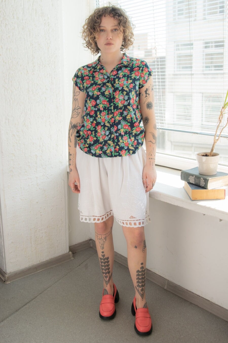 Vintage 70Er Schwarzes Top Mit Blumen Muster von WardrobeQueenVINTAGE