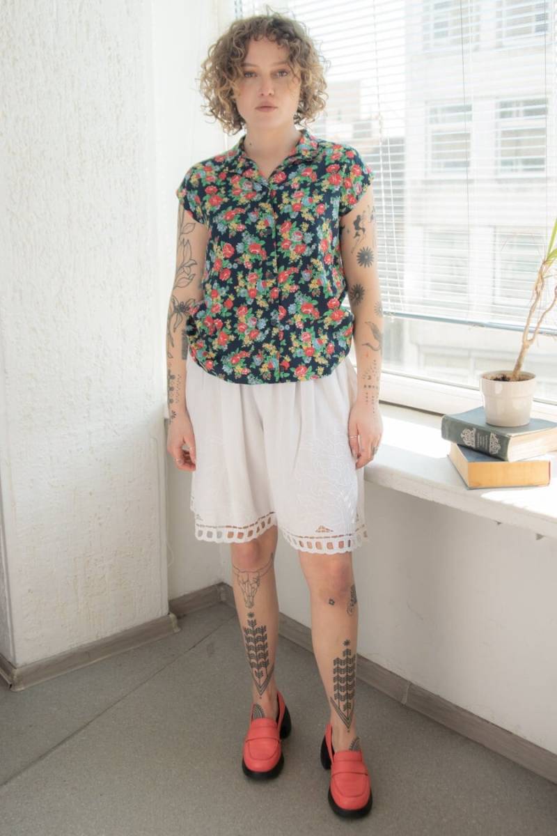 Vintage 70Er Schwarzes Top Mit Blumen Muster von WardrobeQueenVINTAGE