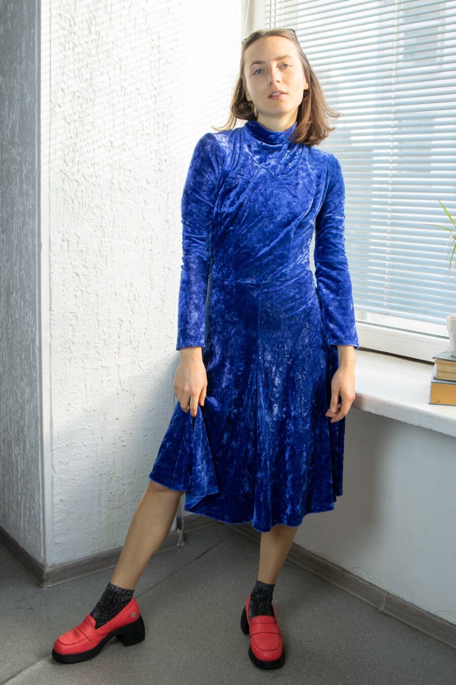 Vintage 80Er Blau/Lila Samt Langarm Hochkragen Midi Kleid von WardrobeQueenVINTAGE