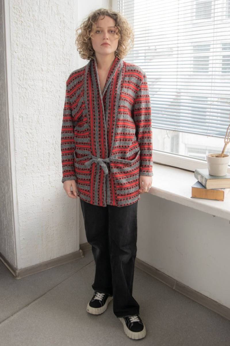 Vintage 80Er Grau/Rot Gestrickte Long Fit Belted Cardigan von WardrobeQueenVINTAGE