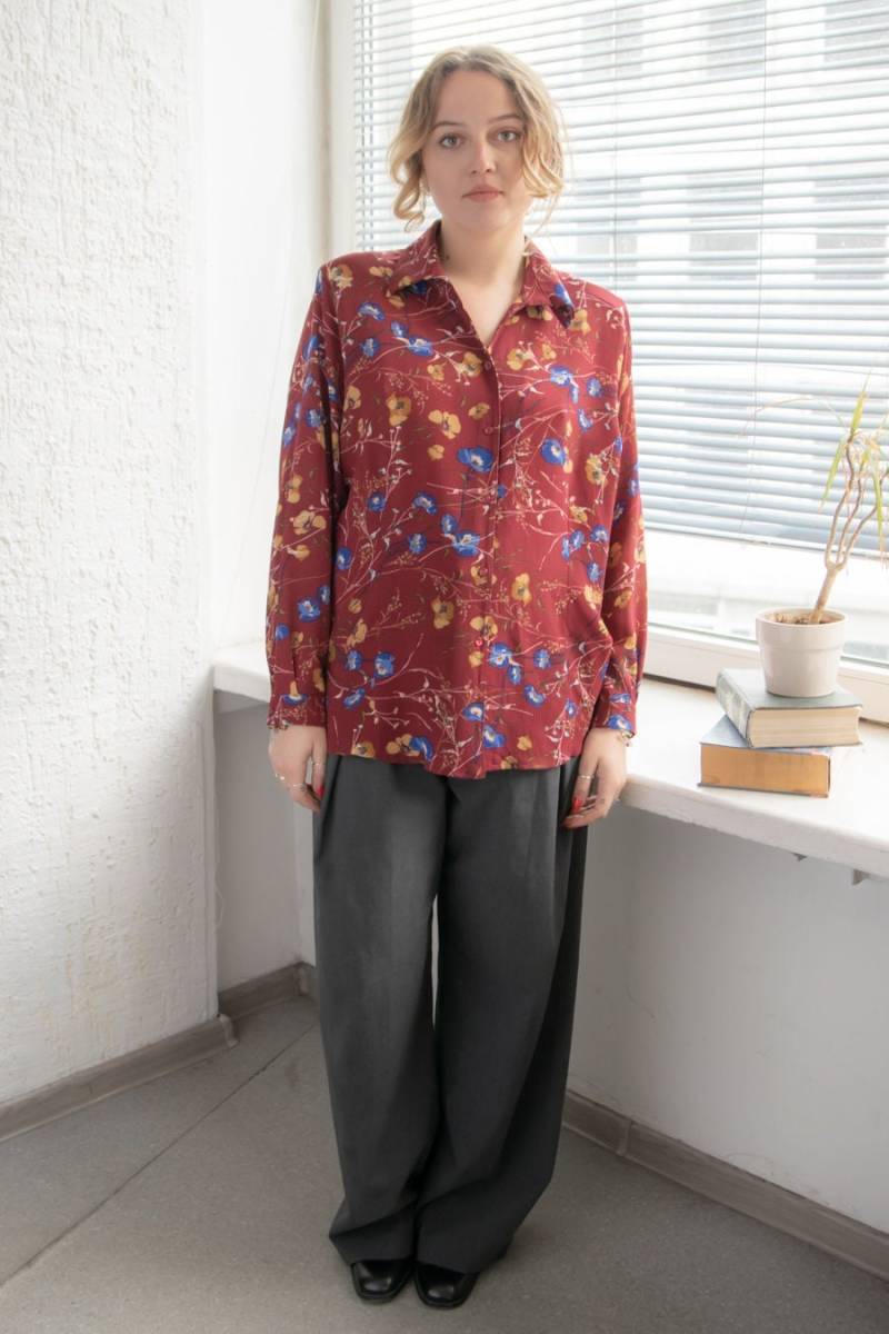 Vintage 80Er Jahre Burgunderrote Blumen Print Bluse von WardrobeQueenVINTAGE