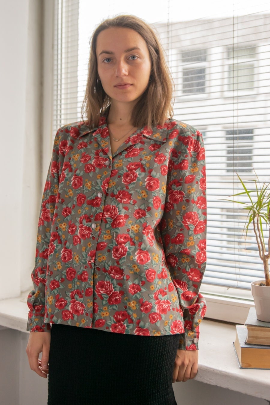 Vintage 80Er Jahre Grau/Rote Bluse Mit Rosen Print von WardrobeQueenVINTAGE