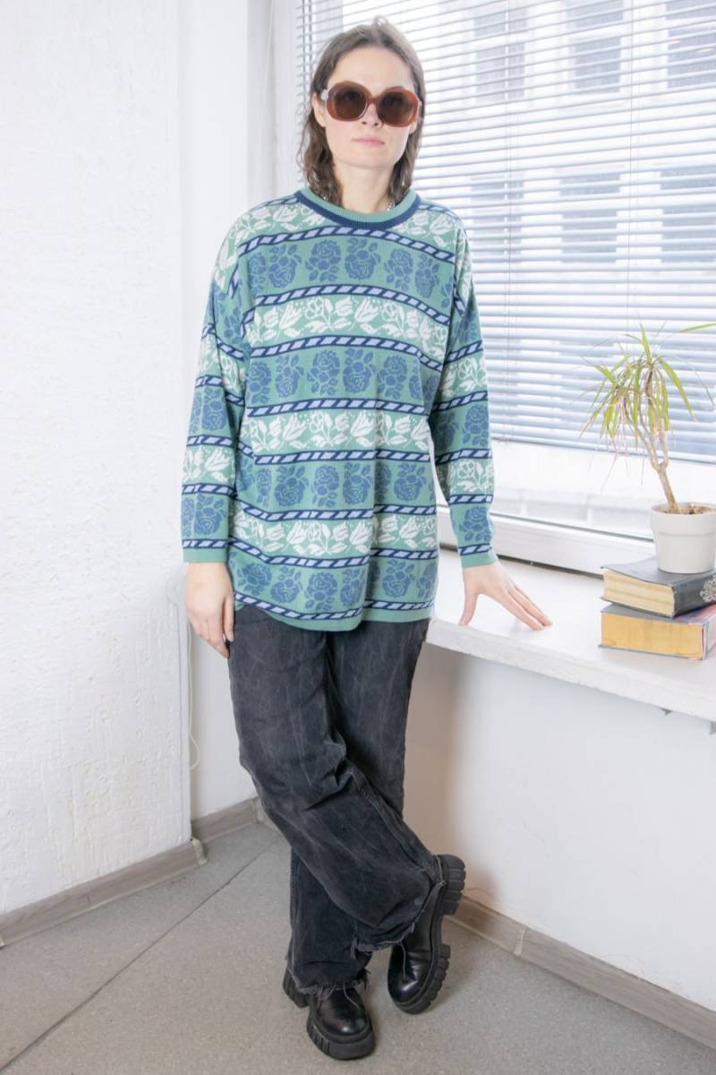 Vintage 80Er Jahre Grün/Blauer Strick Pullover Mit Blumenmuster von WardrobeQueenVINTAGE