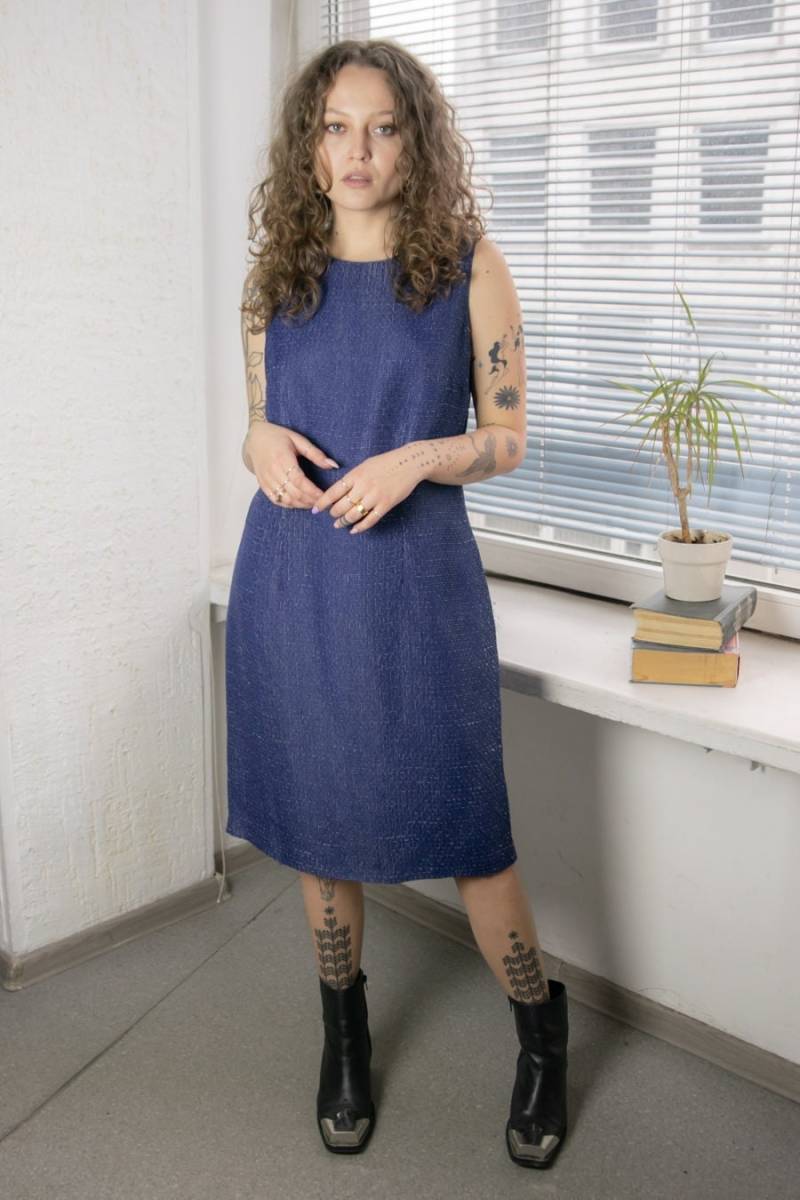 Vintage 80Er Jahre Midi Kleid Mit Strukturmuster in Blau von WardrobeQueenVINTAGE