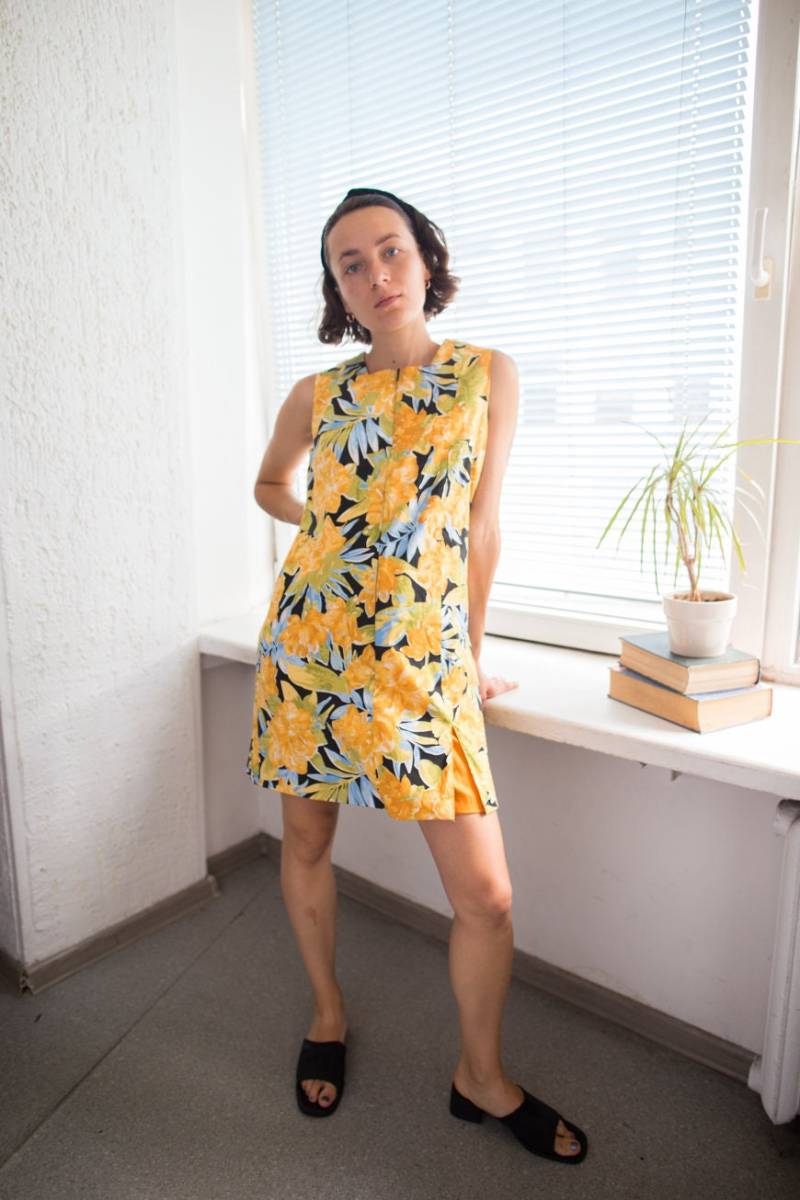 Vintage 80Er Midi Kleid Mit Buntem Blumendruck von WardrobeQueenVINTAGE