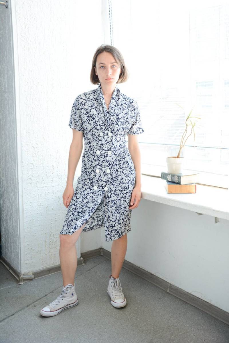 Vintage 80Er Schwarz/Weißes Zweireihiges Midi Kleid Mit Blumenmuster von WardrobeQueenVINTAGE