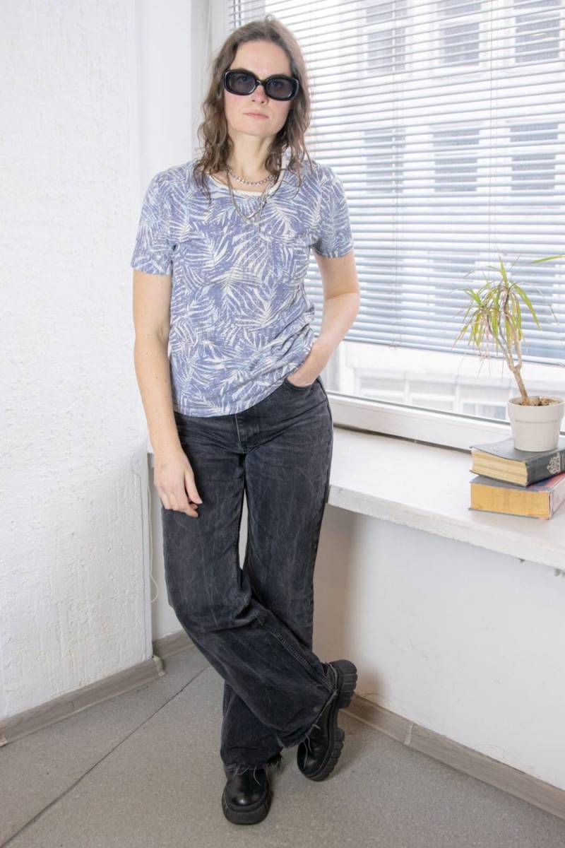 Vintage 90Er Jahre Blaues Blumen Print T-Shirt von WardrobeQueenVINTAGE