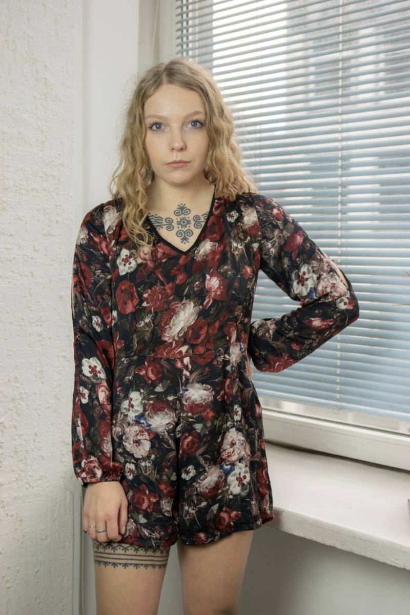 Vintage 90Er Jahre Schwarz/Roter Blumen Print Playsuit von WardrobeQueenVINTAGE