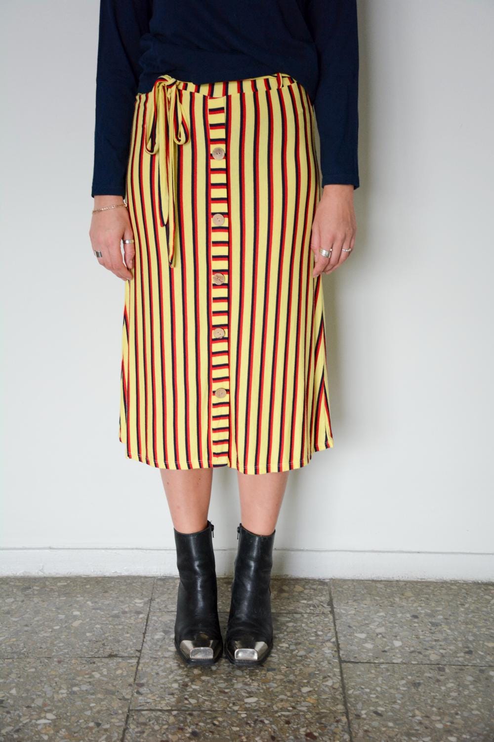 Vintage Boho Gelb Gestreifter Midi Rock von WardrobeQueenVINTAGE