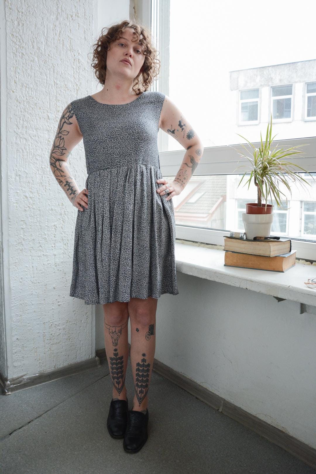 Vintage Boho Schwarzes Mini Kleid Mit Blumenmuster von WardrobeQueenVINTAGE