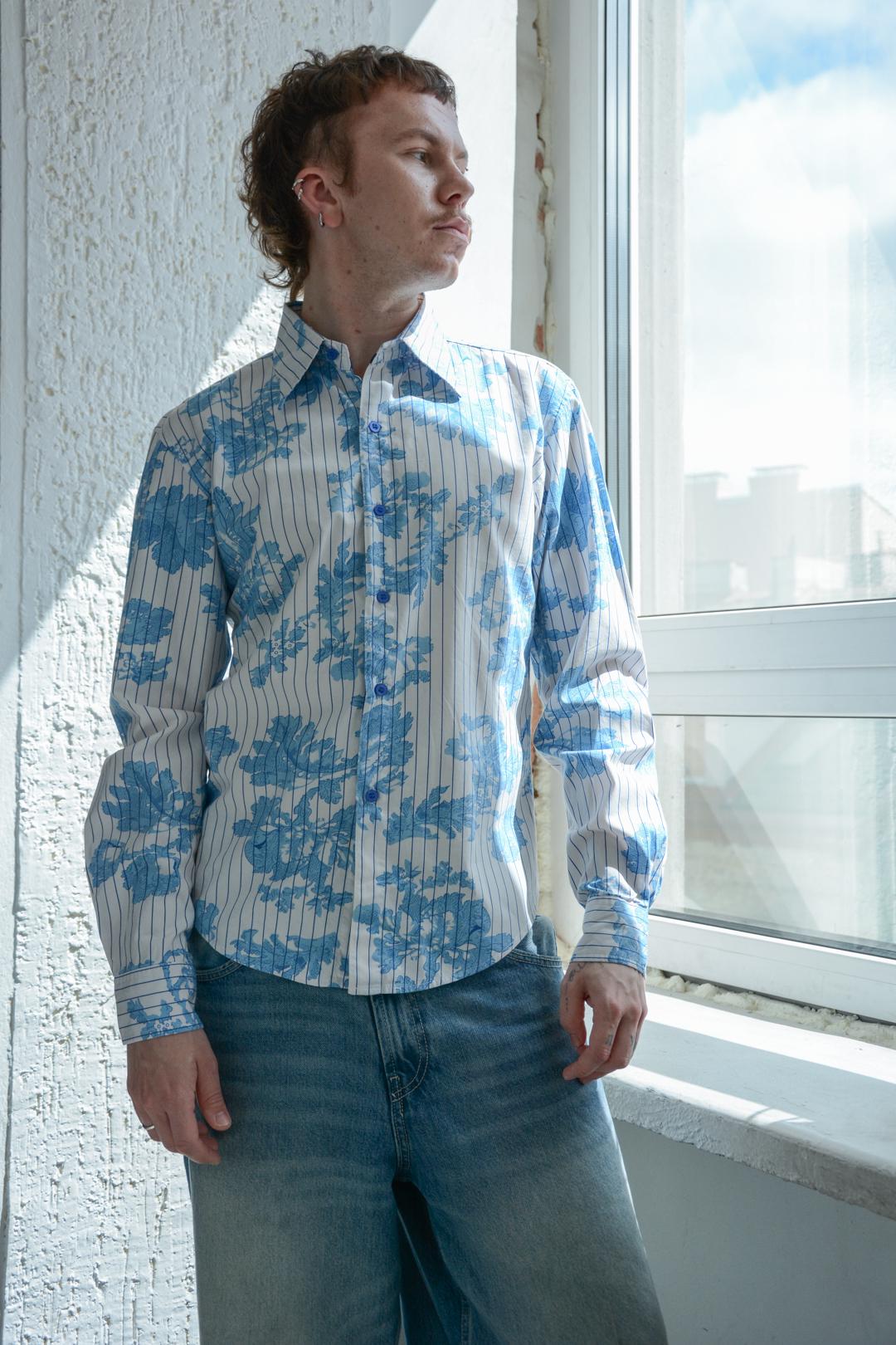 Vintage Boho Weiß/Blau Gestreiftes Blumenmuster Shirt von WardrobeQueenVINTAGE