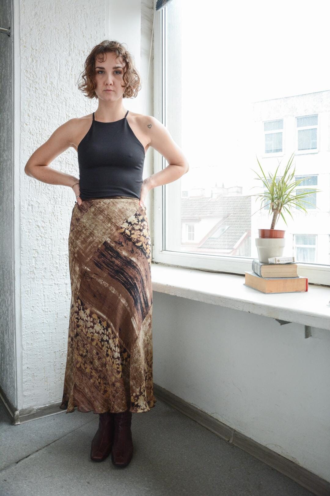 Vintage Brauner Midi Rock Mit Abstraktem Muster von WardrobeQueenVINTAGE