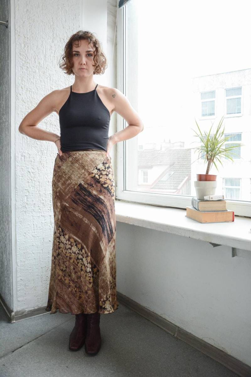 Vintage Brauner Midi Rock Mit Abstraktem Muster von WardrobeQueenVINTAGE