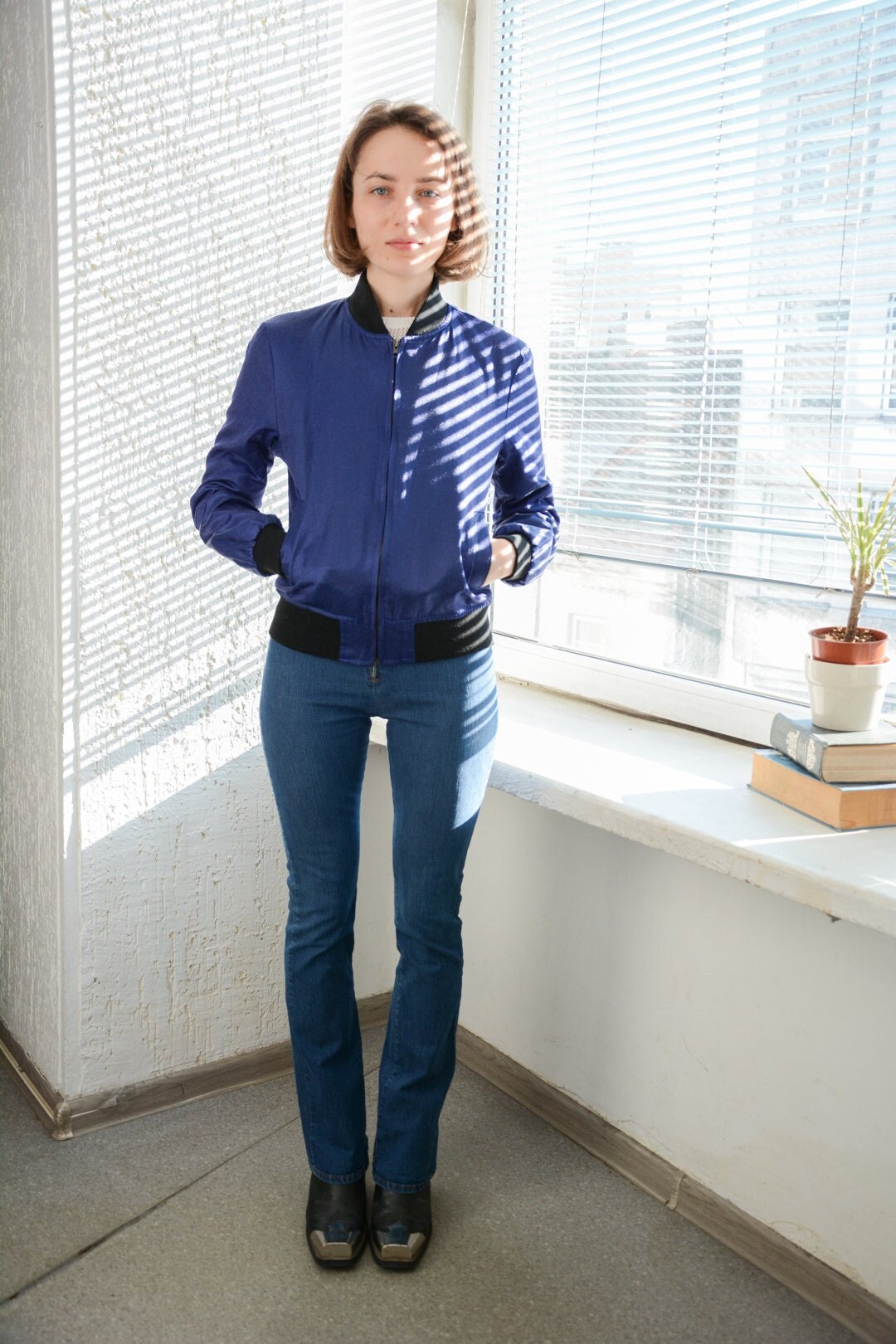 Vintage Calvin Klein Jeans Blau Schimmernde Bomberjacke von WardrobeQueenVINTAGE