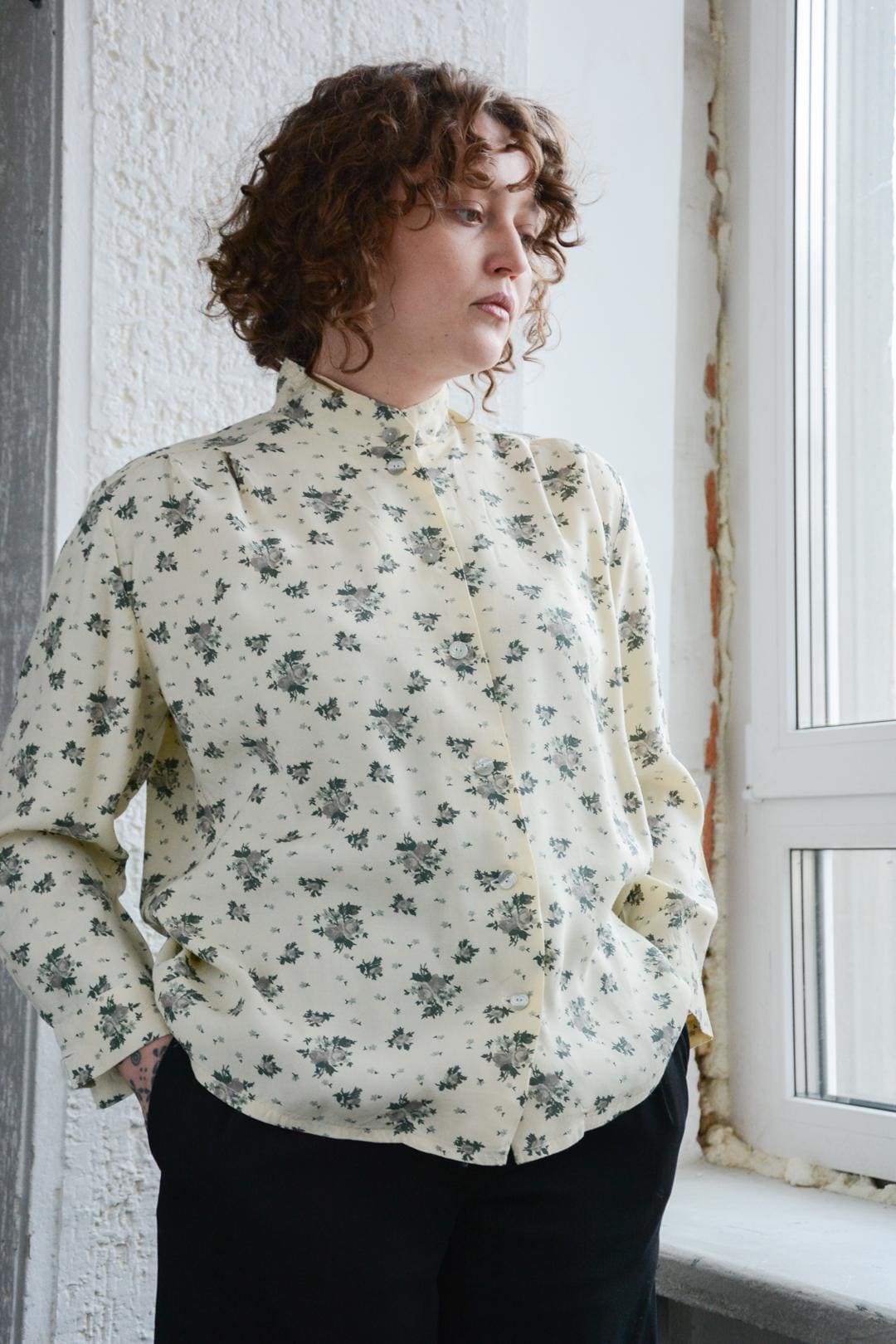 Vintage Creme Blumen Print Stehkragen Hemd von WardrobeQueenVINTAGE