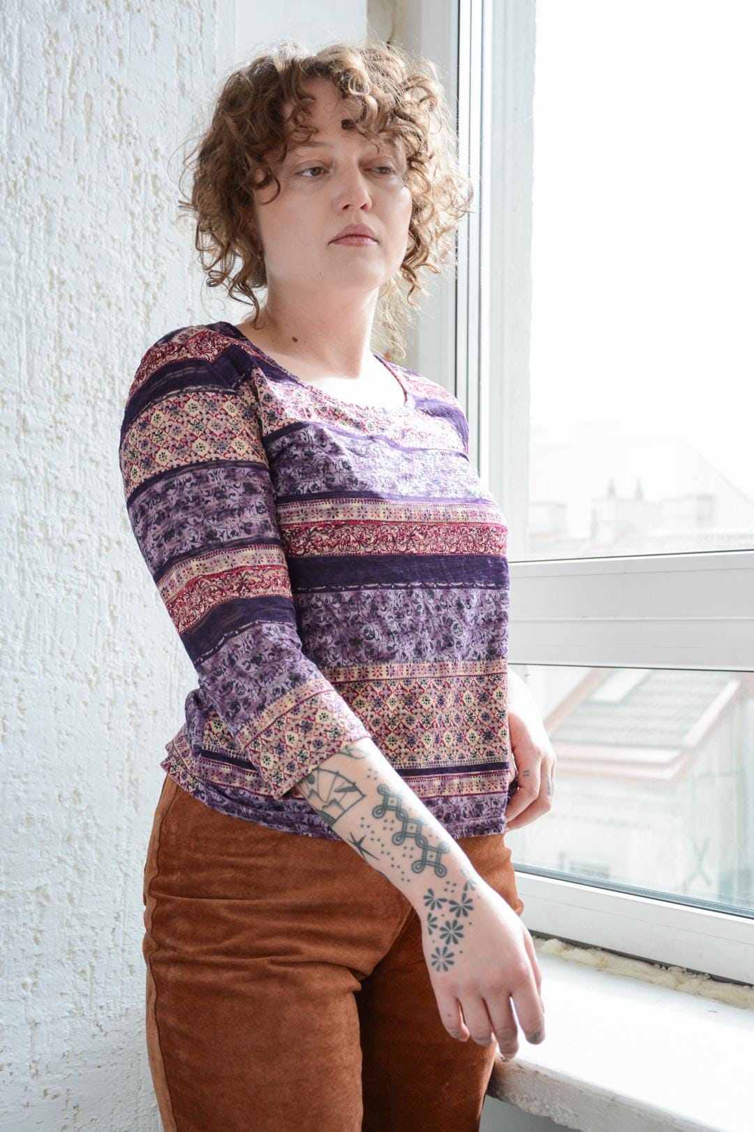 Vintage Lila Blumen Print Mesh Stretch Top von WardrobeQueenVINTAGE