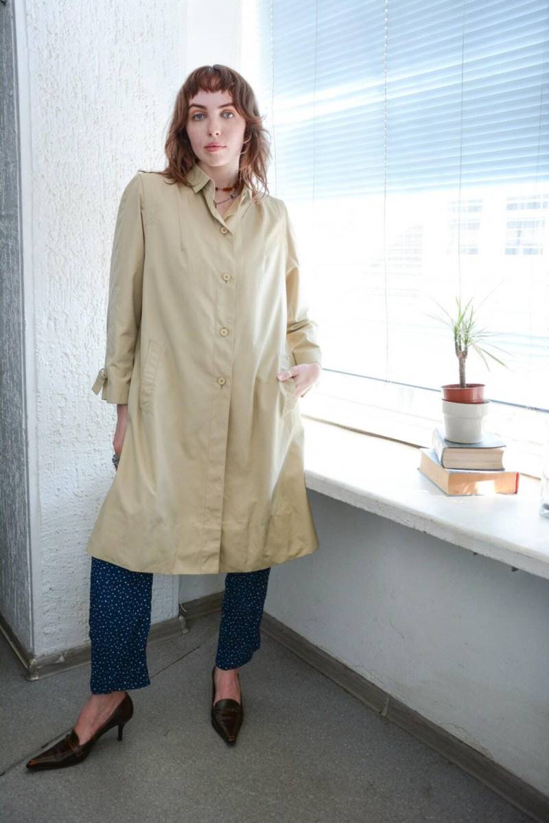 Vintage Minimalist Beige Trenchcoat von WardrobeQueenVINTAGE