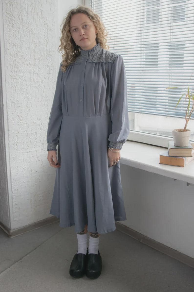 Vintage Pariser Stil 70Er Jahre Joutsela Graues Midi Langärmeliges Kleid Mit Stehkragen von WardrobeQueenVINTAGE