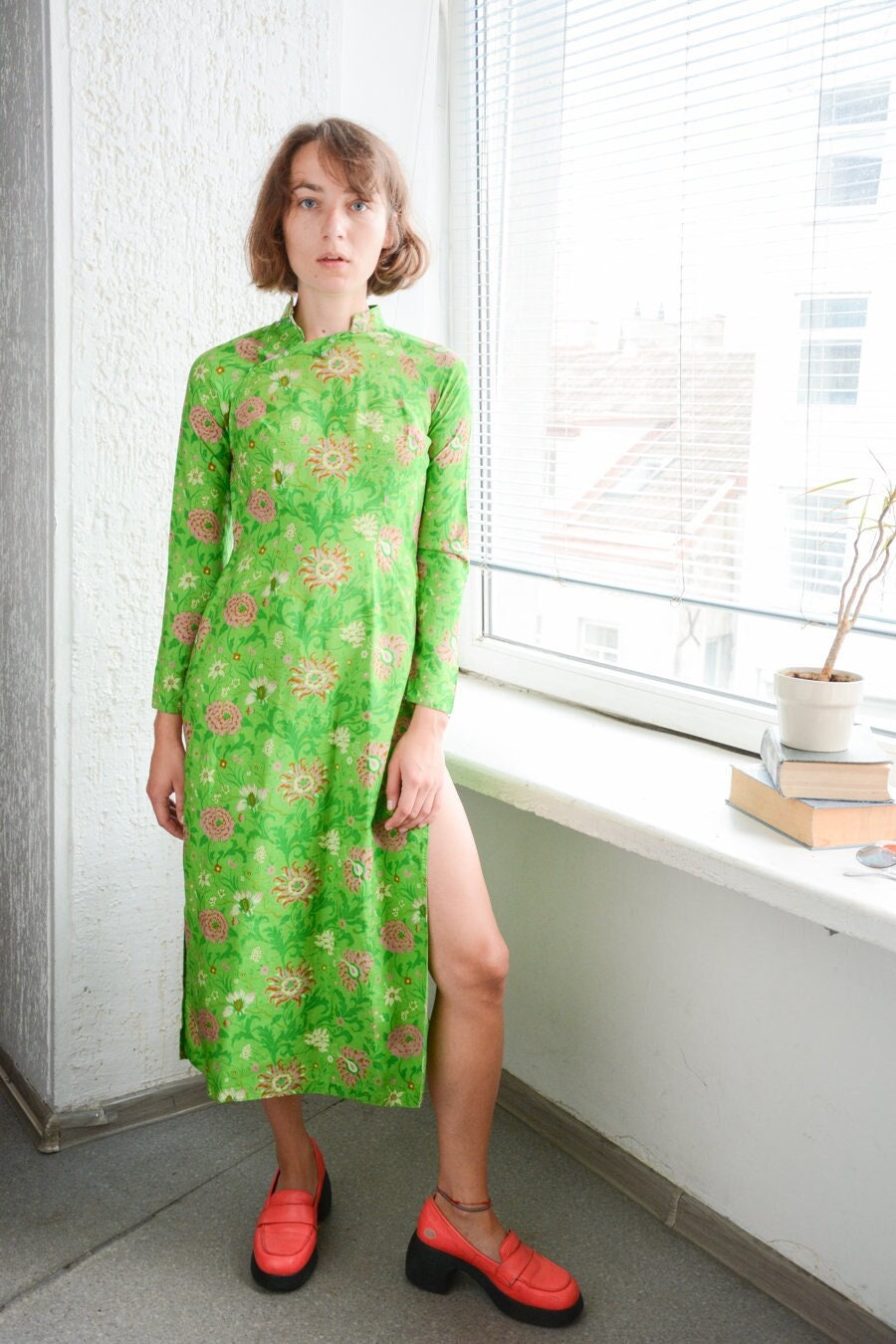 Vintage Rare 70Er Jahre Grüne Boho Tunika Mit Blumen Print von WardrobeQueenVINTAGE