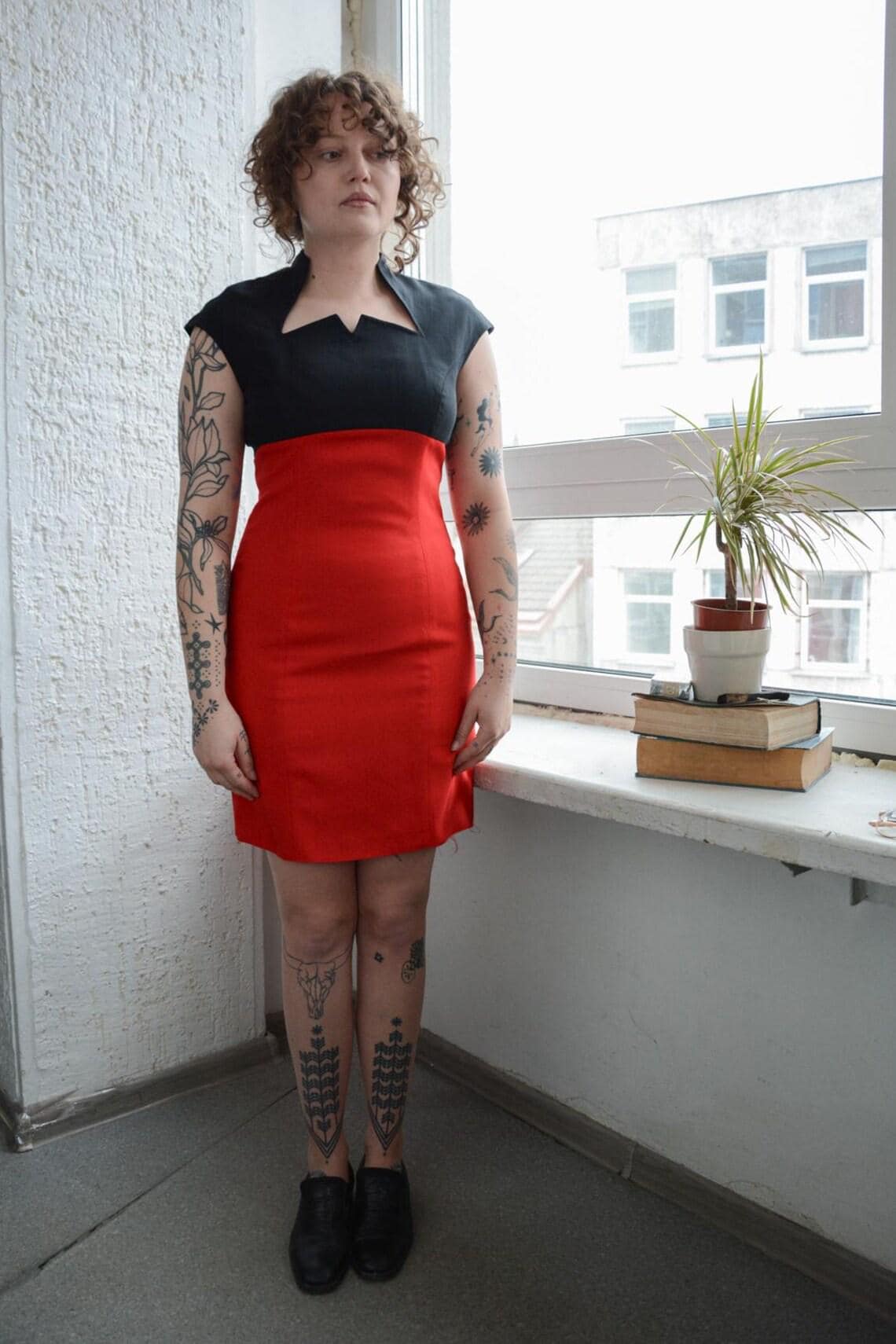 Vintage Rare Art Deco Stil Mini Schwarz/Rot Wollkleid von WardrobeQueenVINTAGE