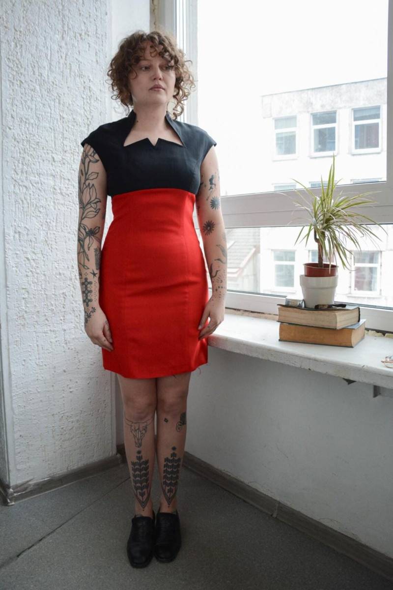 Vintage Rare Art Deco Stil Mini Schwarz/Rot Wollkleid von WardrobeQueenVINTAGE