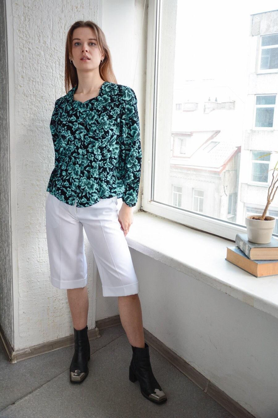 Vintage Schwarz/Blau Blumendruck Dünne Samtjacke von WardrobeQueenVINTAGE