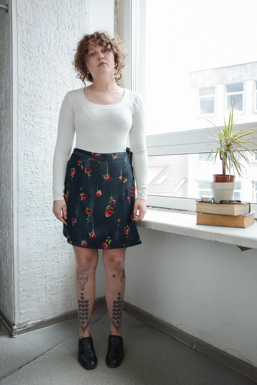 Vintage Schwarz/Grau Rosen Print Mini Wickelrock von WardrobeQueenVINTAGE