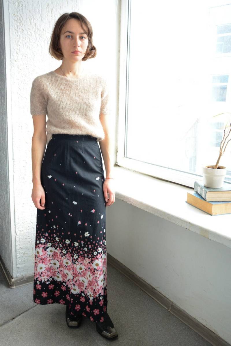 Vintage Schwarz Blumendruck Hoch Taillierte A-Linie Baumwolle Maxirock von WardrobeQueenVINTAGE