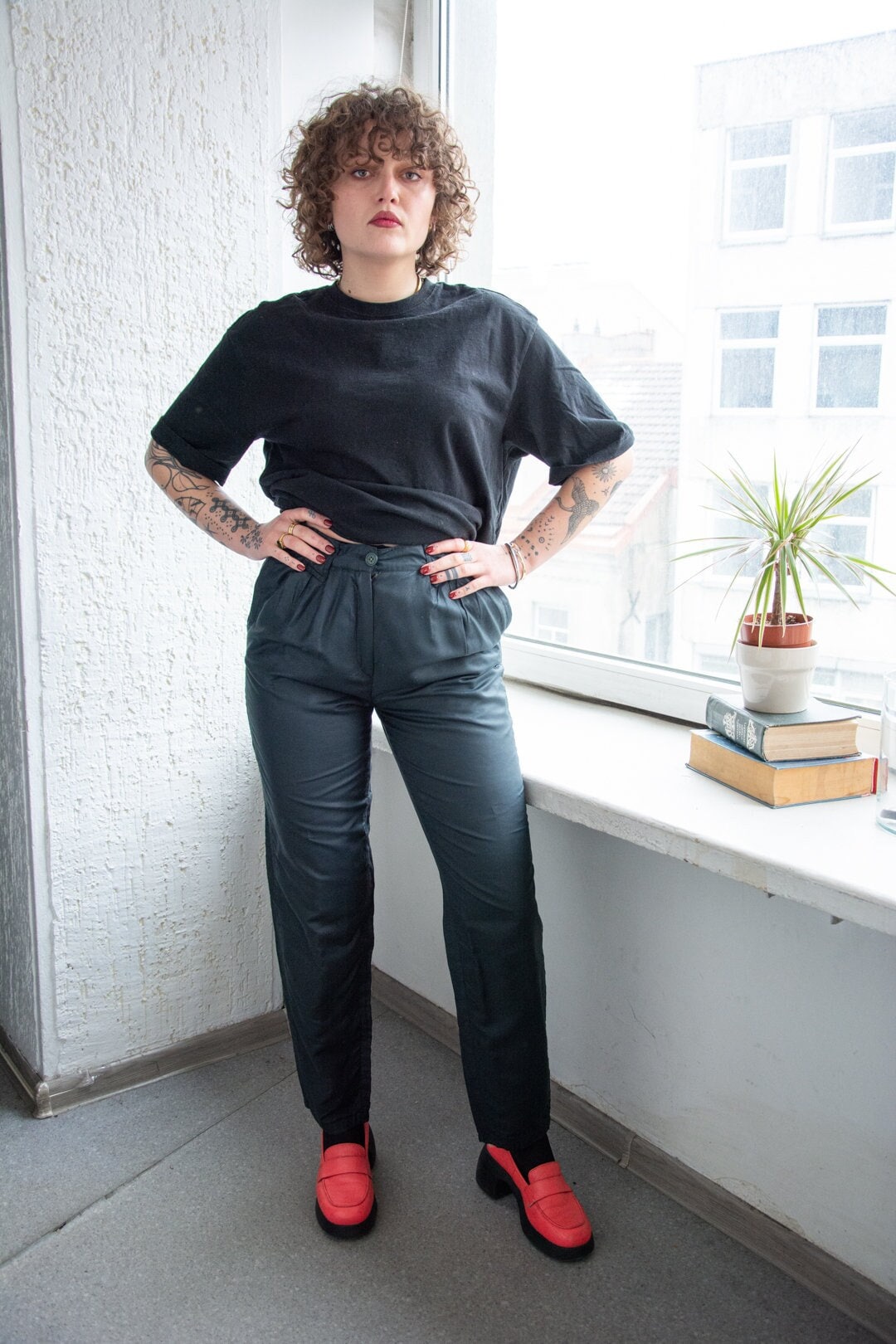 Vintage Schwarze Schimmernde Hoch Taillierte Hose von WardrobeQueenVINTAGE