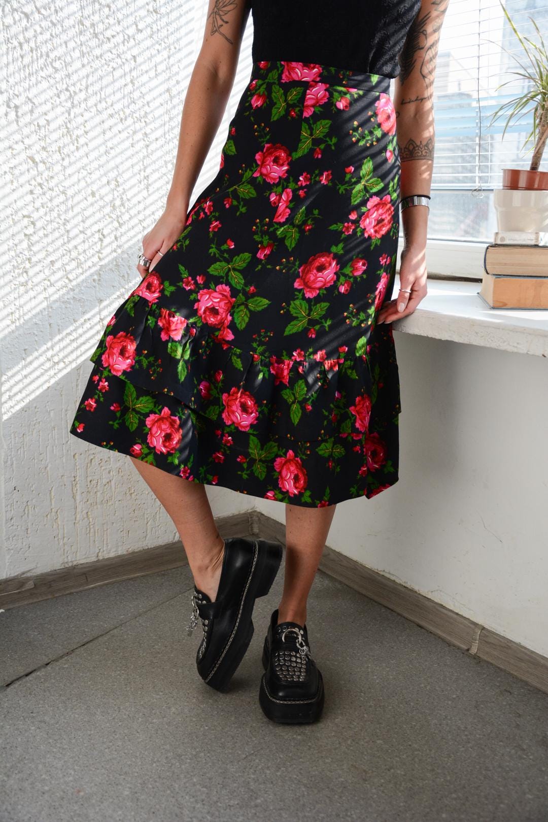 Vintage Schwarzer Midi Rock Mit Rosen Print von WardrobeQueenVINTAGE