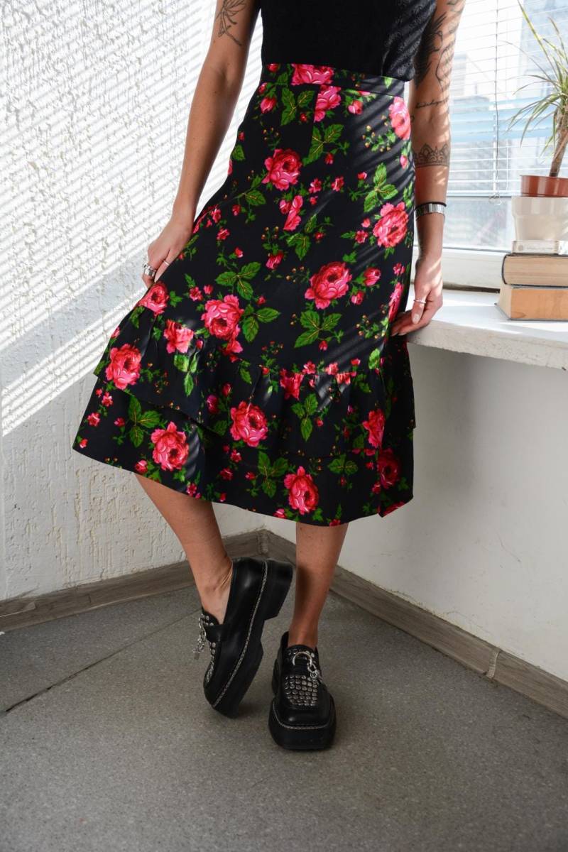 Vintage Schwarzer Midi Rock Mit Rosen Print von WardrobeQueenVINTAGE