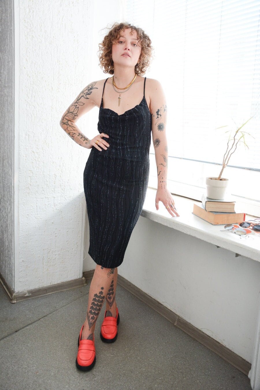 Vintage Schwarzes Schimmerndes Midikleid Von Gianni Versace von WardrobeQueenVINTAGE