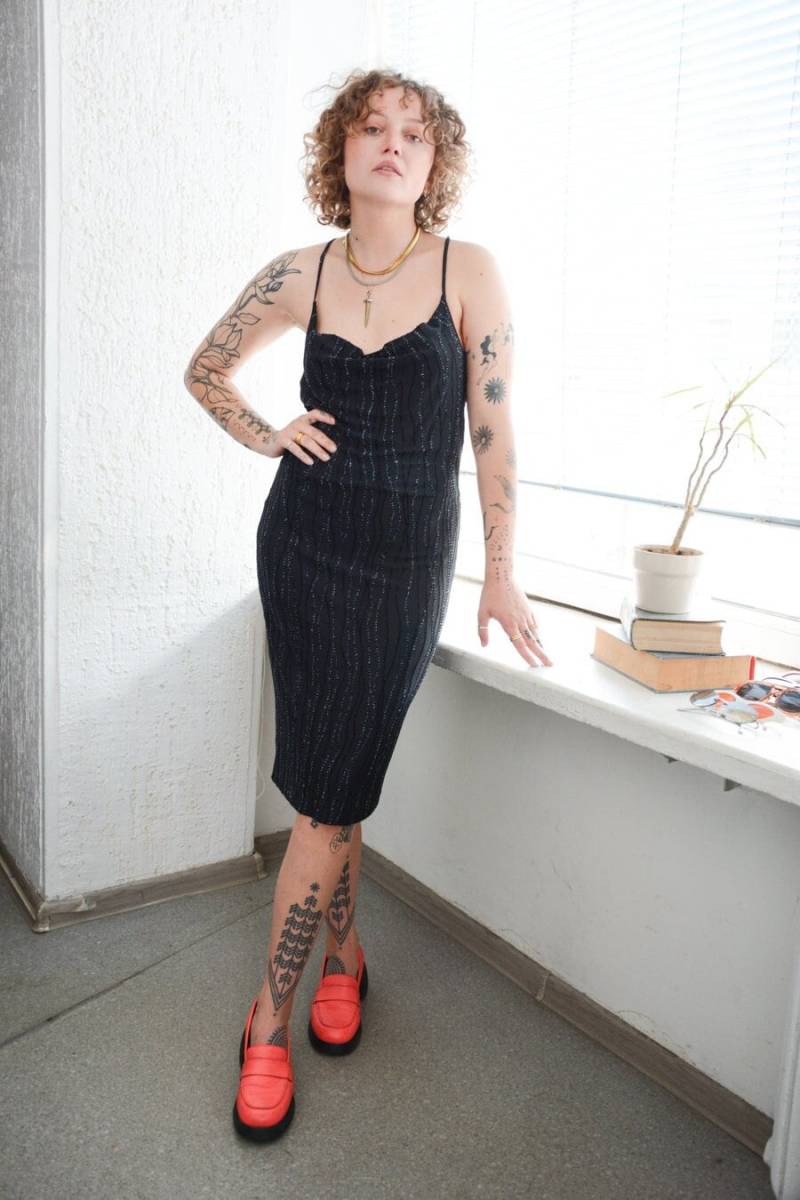 Vintage Schwarzes Schimmerndes Midikleid Von Gianni Versace von WardrobeQueenVINTAGE