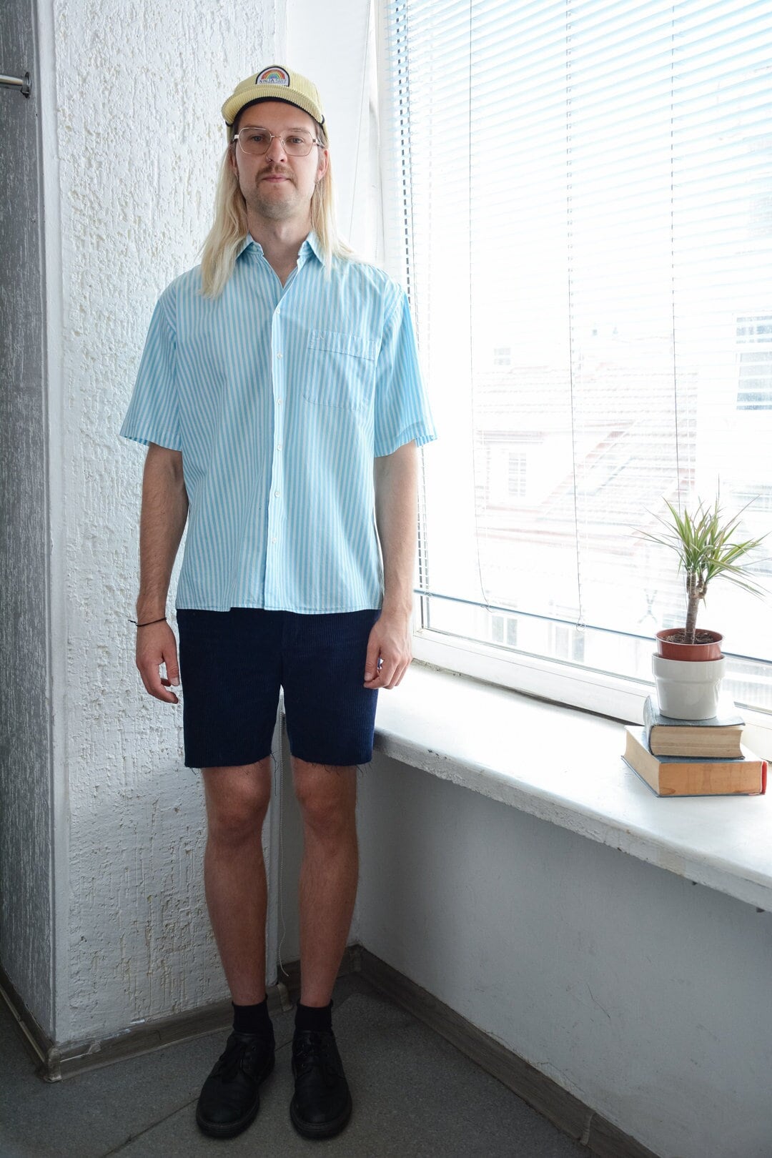 Vintage Weiß/Blau Gestreiftes Kurzarm Baumwoll Hemd von WardrobeQueenVINTAGE