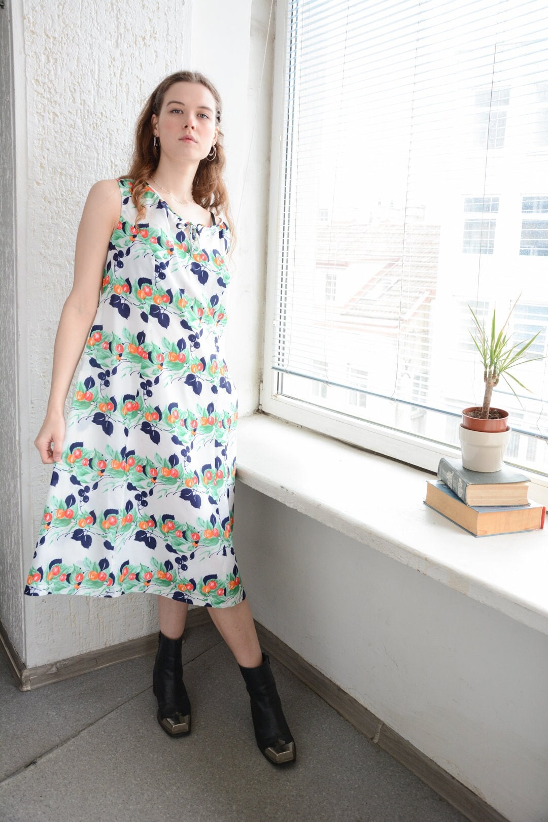 Vintage Weißes Blumen Print Midi Kleid von WardrobeQueenVINTAGE
