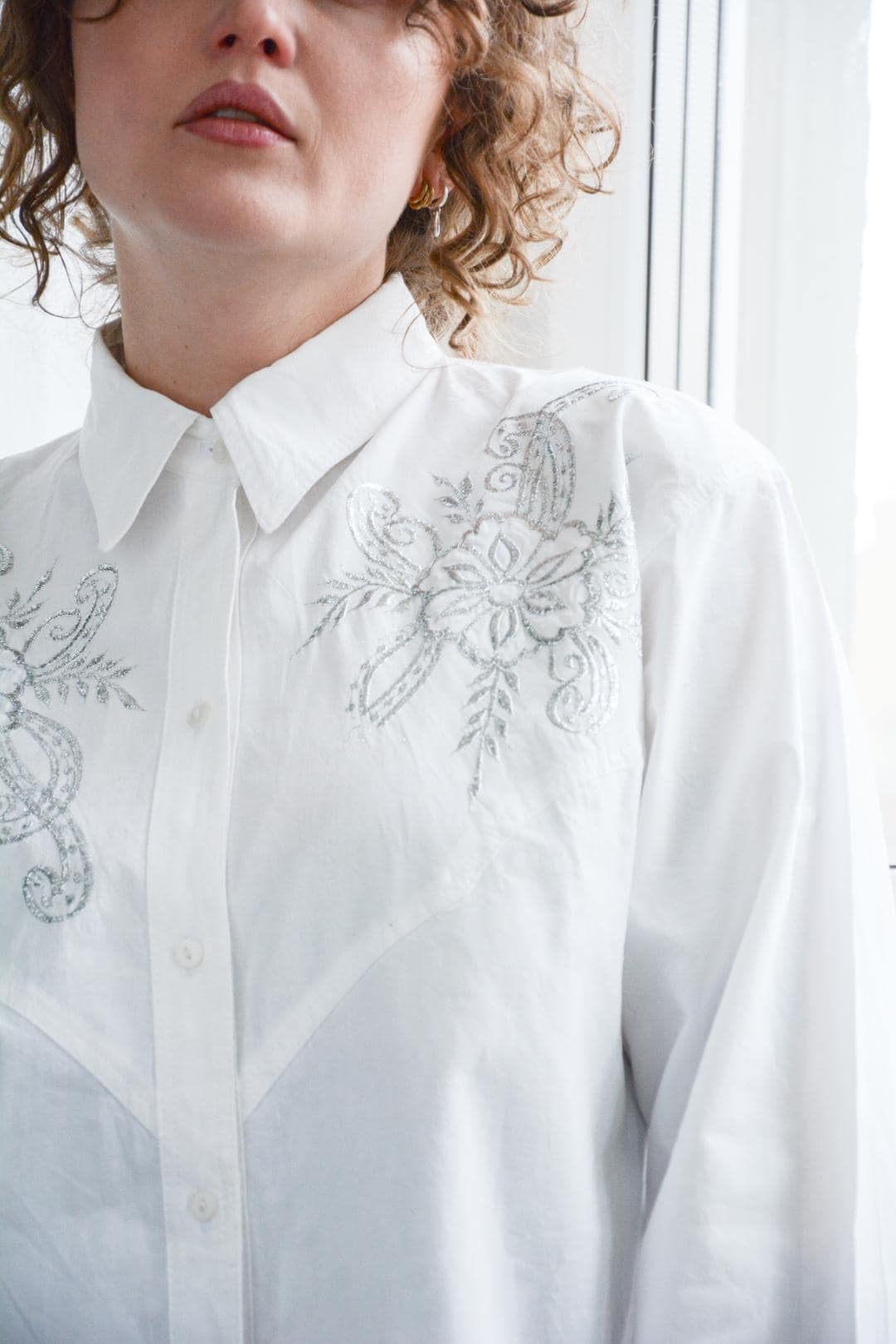 Vintage Western Style Weiß Besticktes Front Shirt von WardrobeQueenVINTAGE