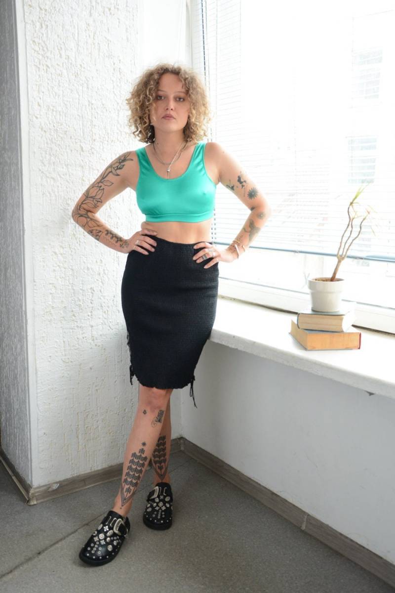 Vintage Y2K Schwarzer Texturierter Stretch Midi Rock von WardrobeQueenVINTAGE